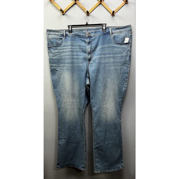 Old Navy Kicker Boot-Cut Mid-Rise Jeans Women's Plus Size 30 Medium Wash NEW - Picture 1 of 7